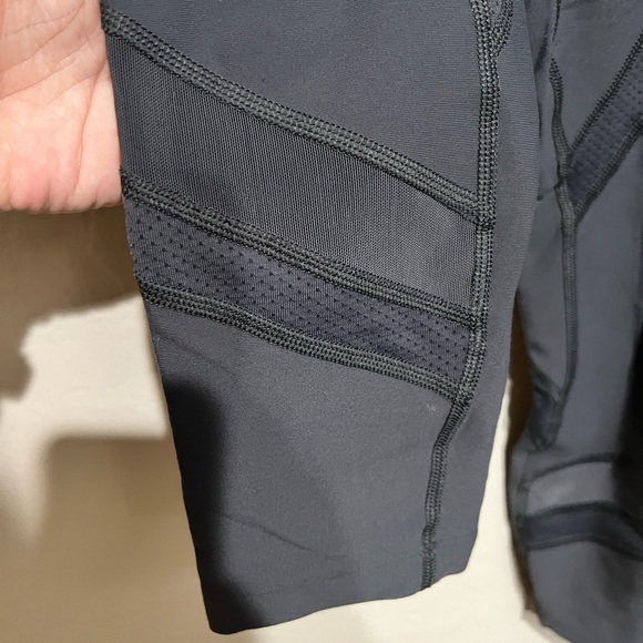 Lorna Jane 7/8 Leggings with Mesh Panels in Dark Gray, Size XS - Picture 4 of 5